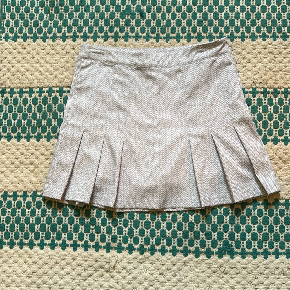 Lady Hagen size 6, gray and white pleated golf skirt